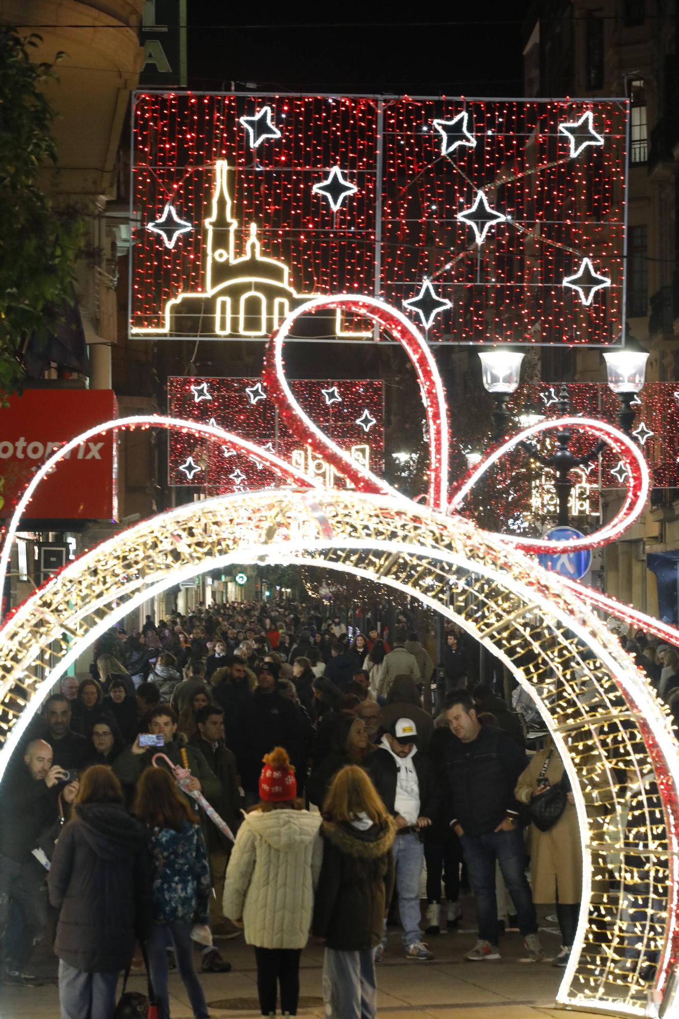 El centro de Gijón, a rebosar para disfrutar de la decoración de Navidad (en imágenes)