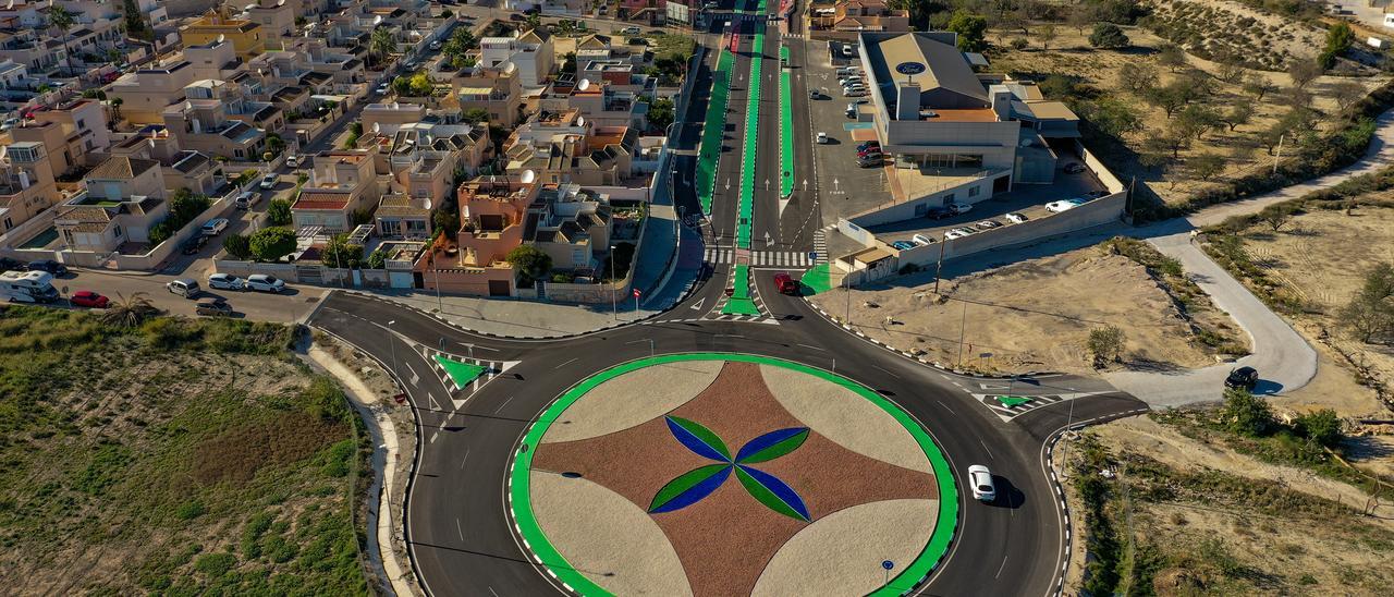 Vista aérea del nuevo acceso Sur al casco urbano de San Miguel de Salinas desde  CV-95