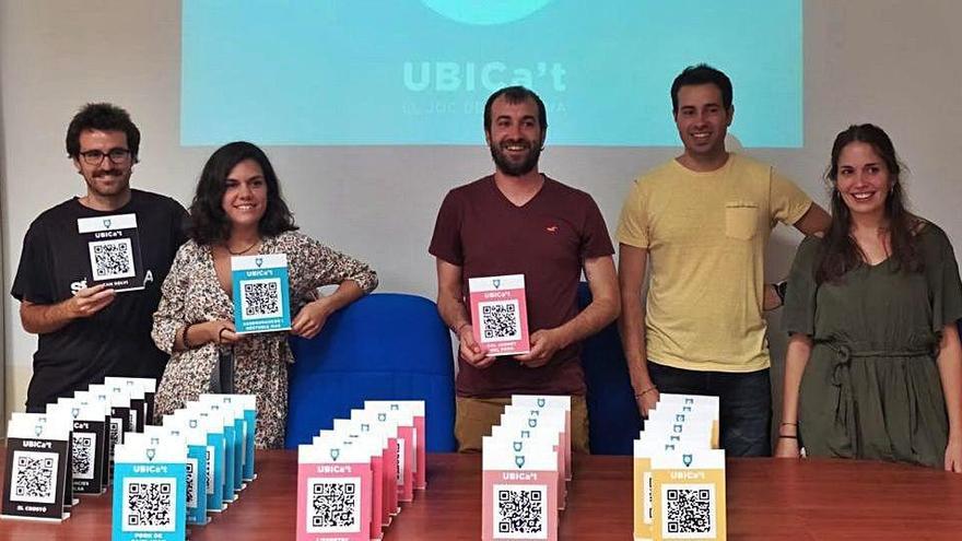 Els creadors de la campanya Ubica&#039;t amb els codis QR dels establiments en la presentació de l&#039;aplicació