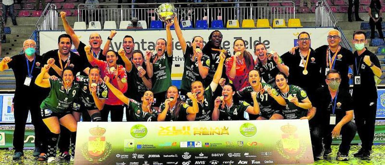 Las «guerreras ilicitanas» con las manos encima de la Copa. |