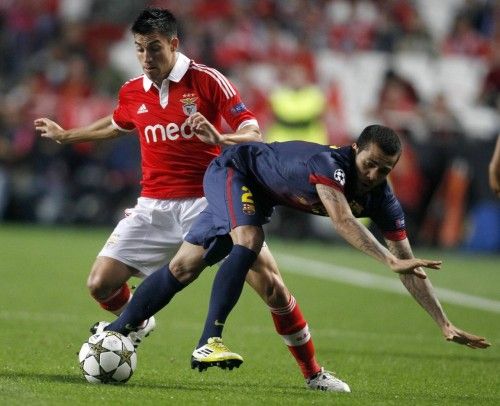 Alves pelea el balón con Gaitan