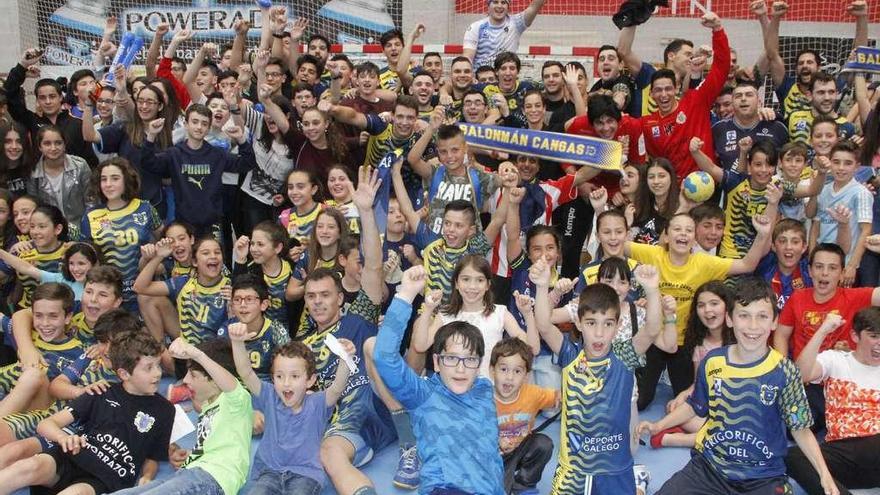 Los jugadores y aficionados del Cangas celebran la salvación a la conclusión del partido. // Santos Álvarez