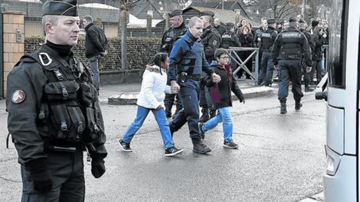 Varios policías intervienen en Dammartin-en-Göele. A la derecha, el Arco de Triunfo.