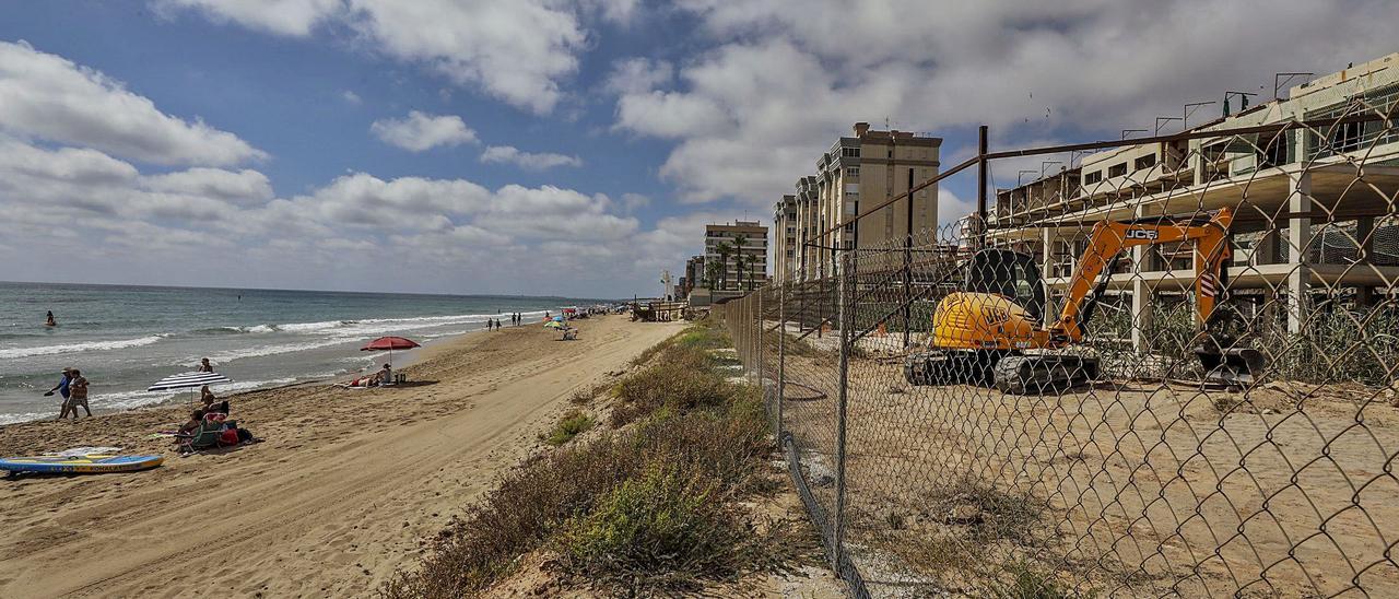 El hotel de Arenales, este verano, cuando arrancaron los trabajos de demolición, con vistas al estado actual de la playa. | ANTONIO AMORÓS