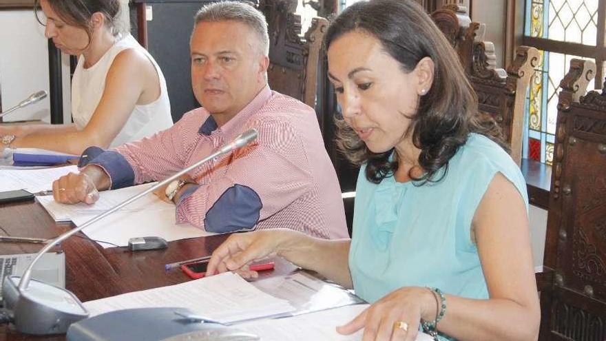 Manuel Santos y María Ramallo durante un pleno municipal. // Santos Álvarez