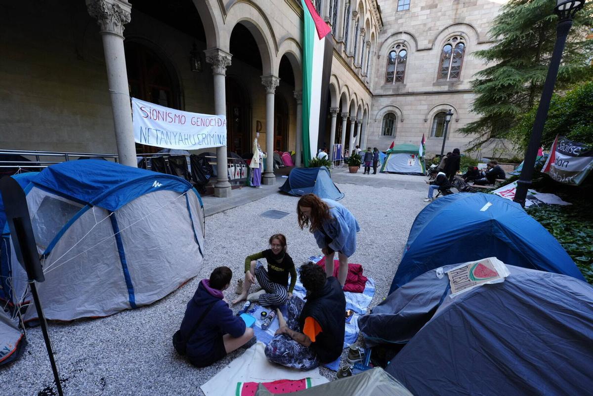 Acampada en apoyo a Palestina en la UB del Raval