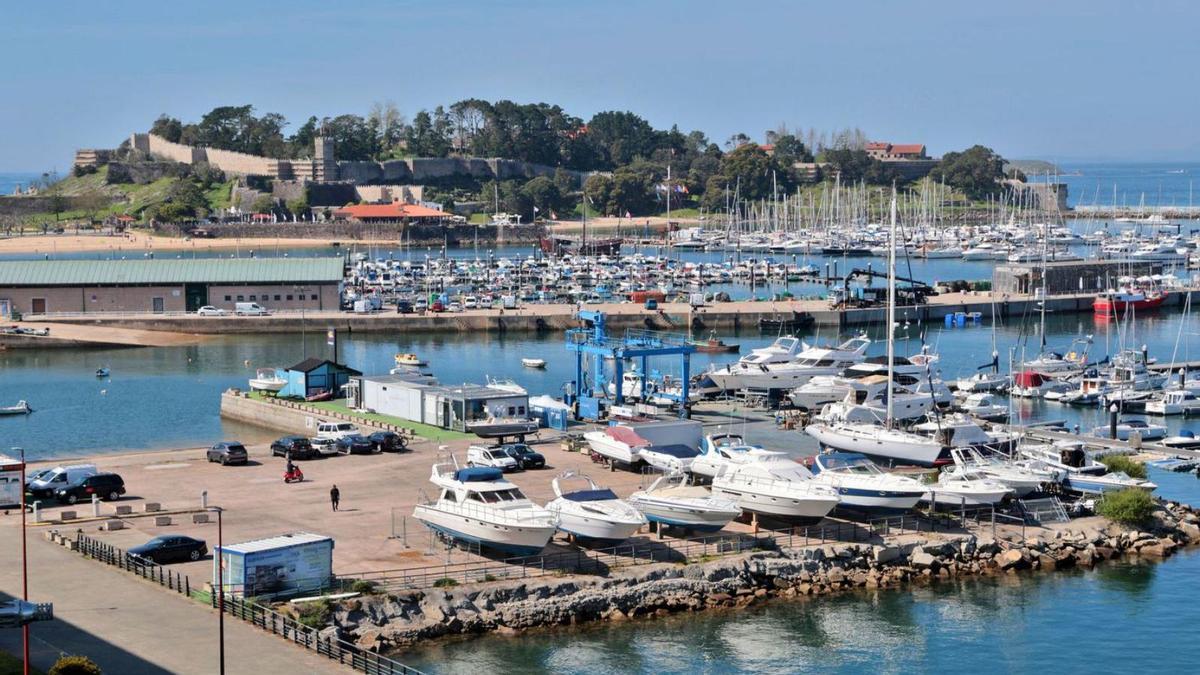 Puerto deportivo de Baiona.