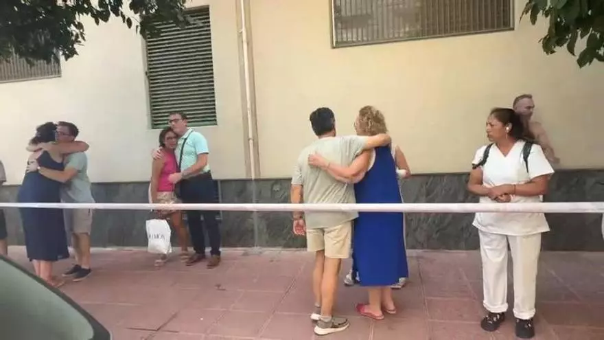 Alivio entre los vecinos evacuados de la vivienda incendiada en el barrio Infante Juan Manuel de Murcia