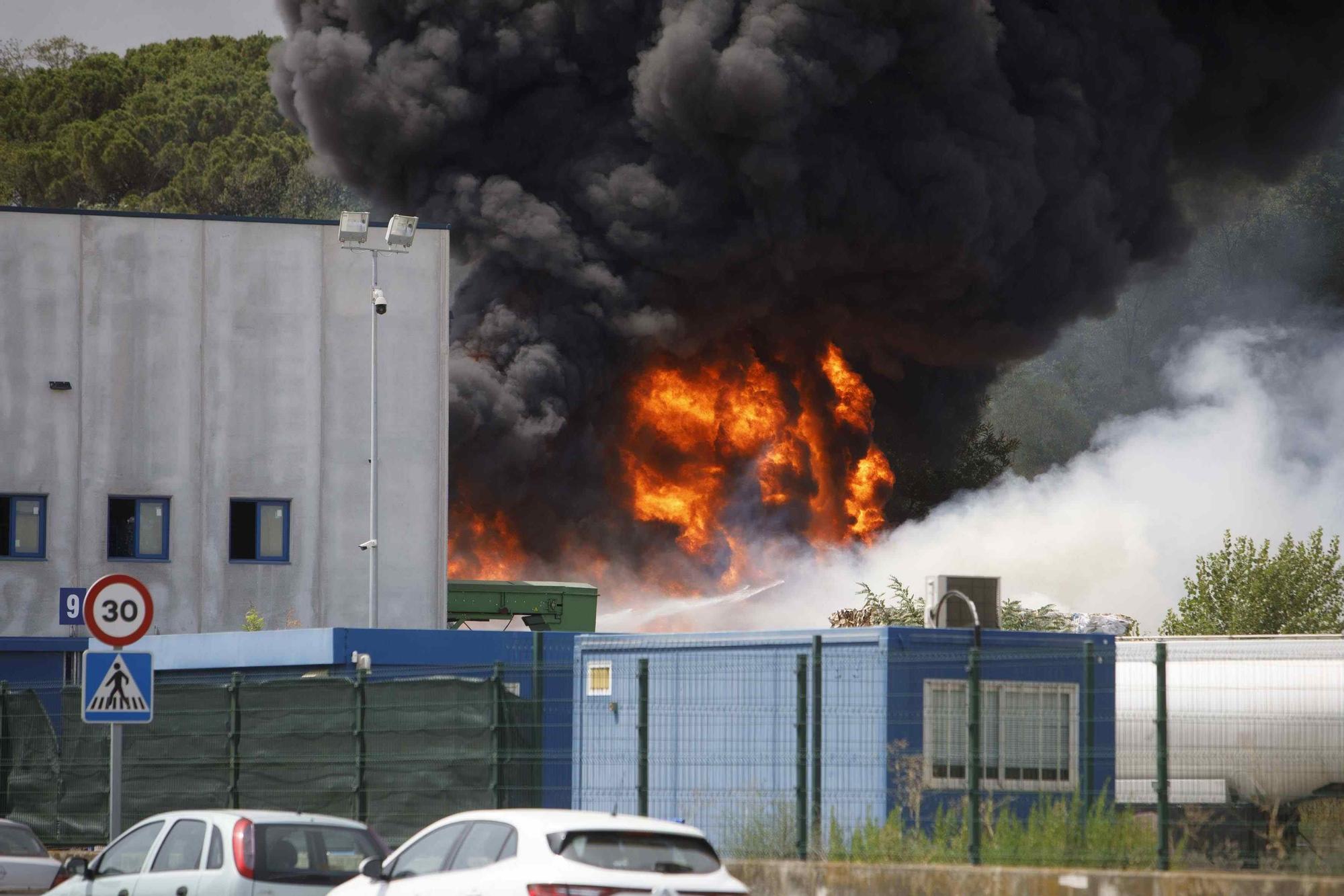 Incendi a una planta de triatge de Riudellots de la Selva