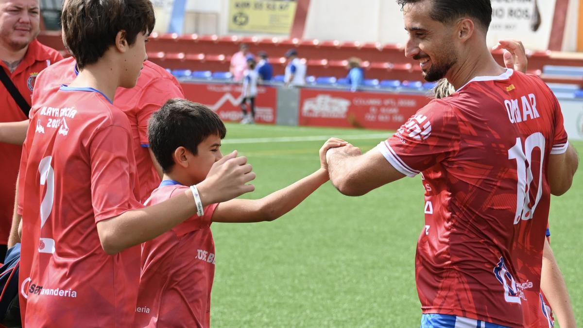 Los jugadores de la Deportiva Minera apoyados por sus aficionados
