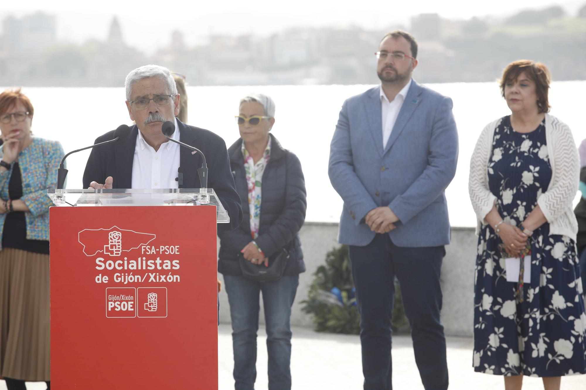 EN IMÁGENES:  Así fue el homenaje a los exiliados por la Guerra Civil y la posterior represión franquista organizado por los socialistas de Gijón junto a la estatua de "La Madre del Emigrante"