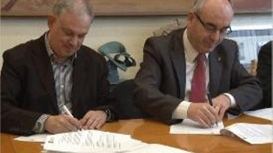 El president del Consell i l&#039;alcalde de Blanes signant el conveni.