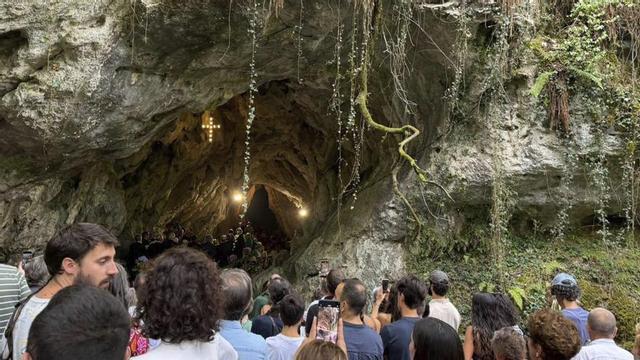 La entrada a la gruta al inicio de la celebración religiosa. | R. J. A. O.