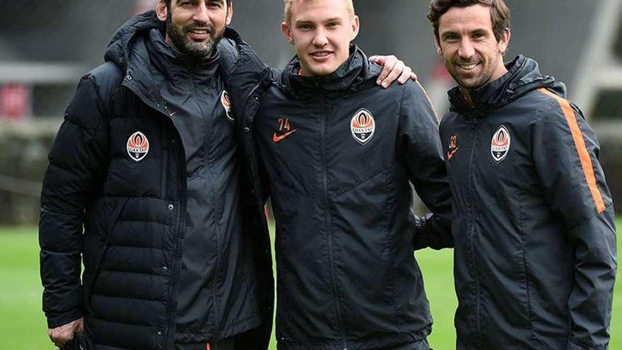 Fonseca, Kovalenko y Srna, tras un entrenamiento del Shakhtar. // FDV