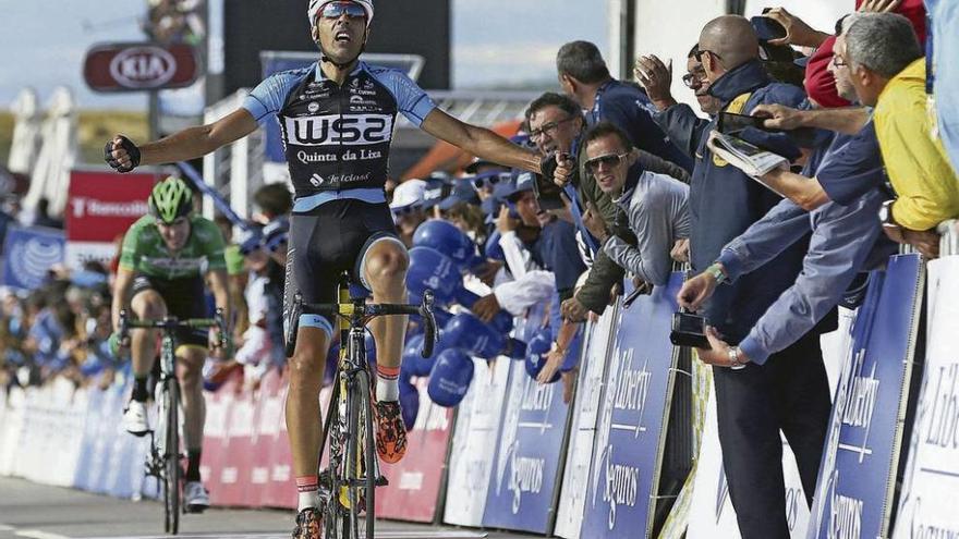 El moañés Delio Fernández alza los brazos para festejar su triunfo en el momento de cruzar la línea de meta en Montealegre (Portugal). // Efe