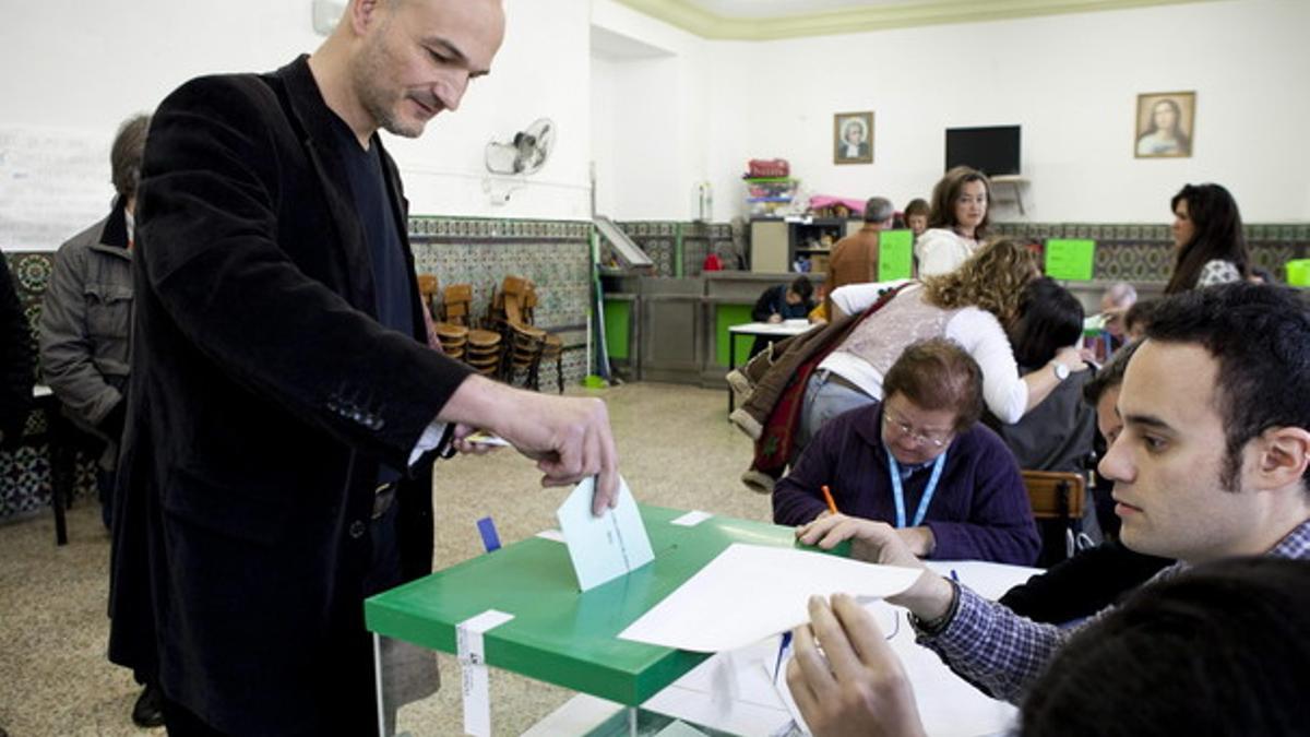 Esteban de Manuel votando durante la jornada de los comicios autonómicos