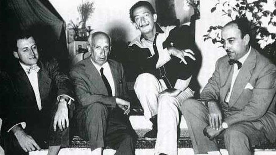 Josep Maria Garrut, director del Grup Lucerna, primer per l&#039;esquerra, a les escales del parc Güell de Barcelona, el 1956, en companyia de Salvador Dalí, tercer per l&#039;esquerra.