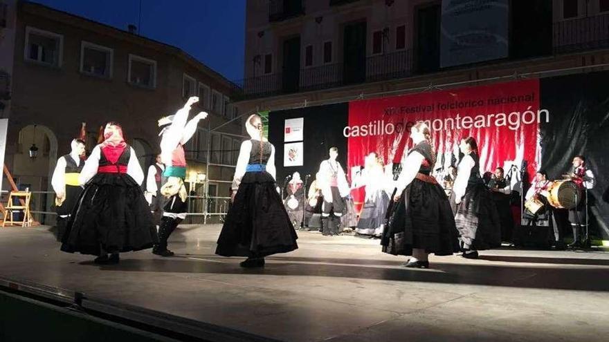 Un instante de la actuación de Tequexetéldere, a última hora del sábado, en un festival de Huesca. // FdV