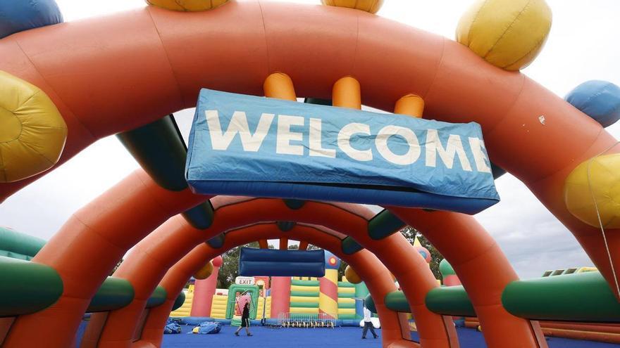 El parque Hinchable más grande del mundo ya acampa en Gijón: 4.000 metros cuadrados de atracciones sin límite de edad