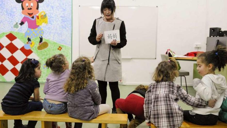 La profesora Shirou Liu imparte una clase al grupo de infantil del CEIP Prácticas, en A Ponte. // Brais Lorenzo