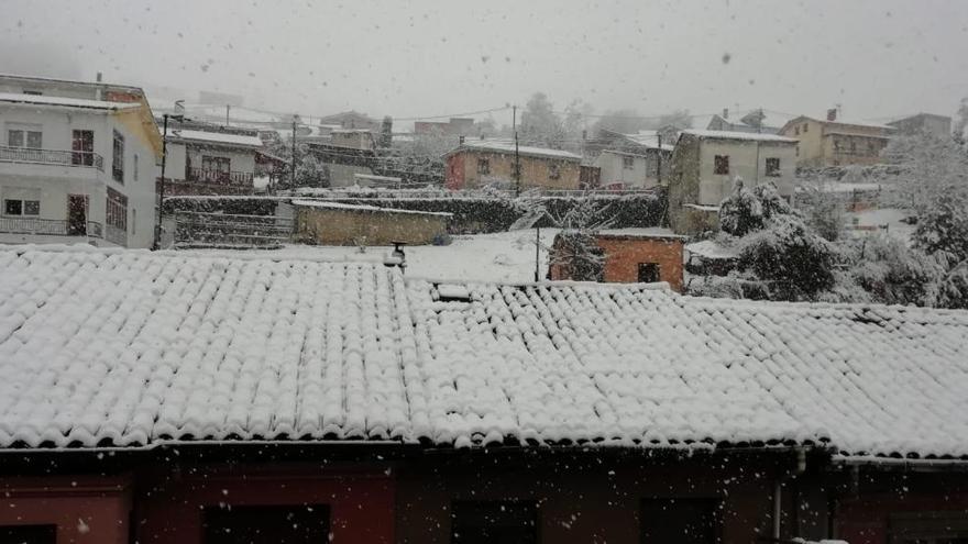 Imagen de Laviana durante las nevadas de hoy.