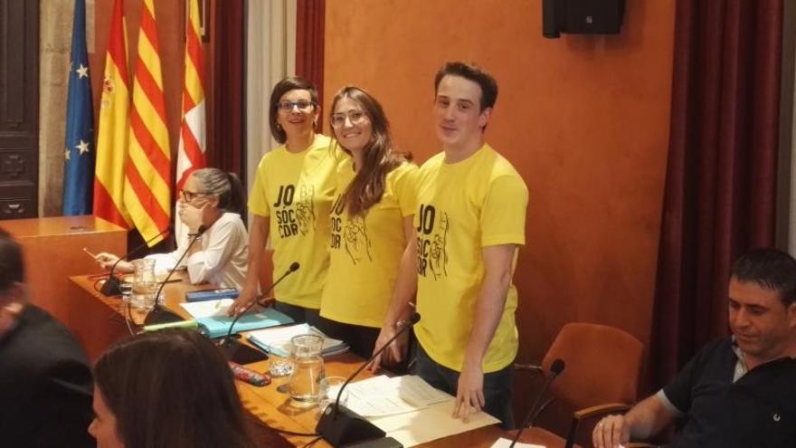 Els tres regidors de Fem Manresa amb la samarreta de suport als CDR, durant el ple d&#039;ahir.