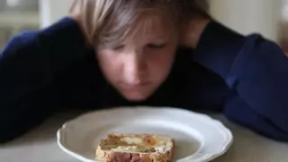 Ni obligarles, ni insistirles: el nuevo consejo médico si un niño no quiere comer