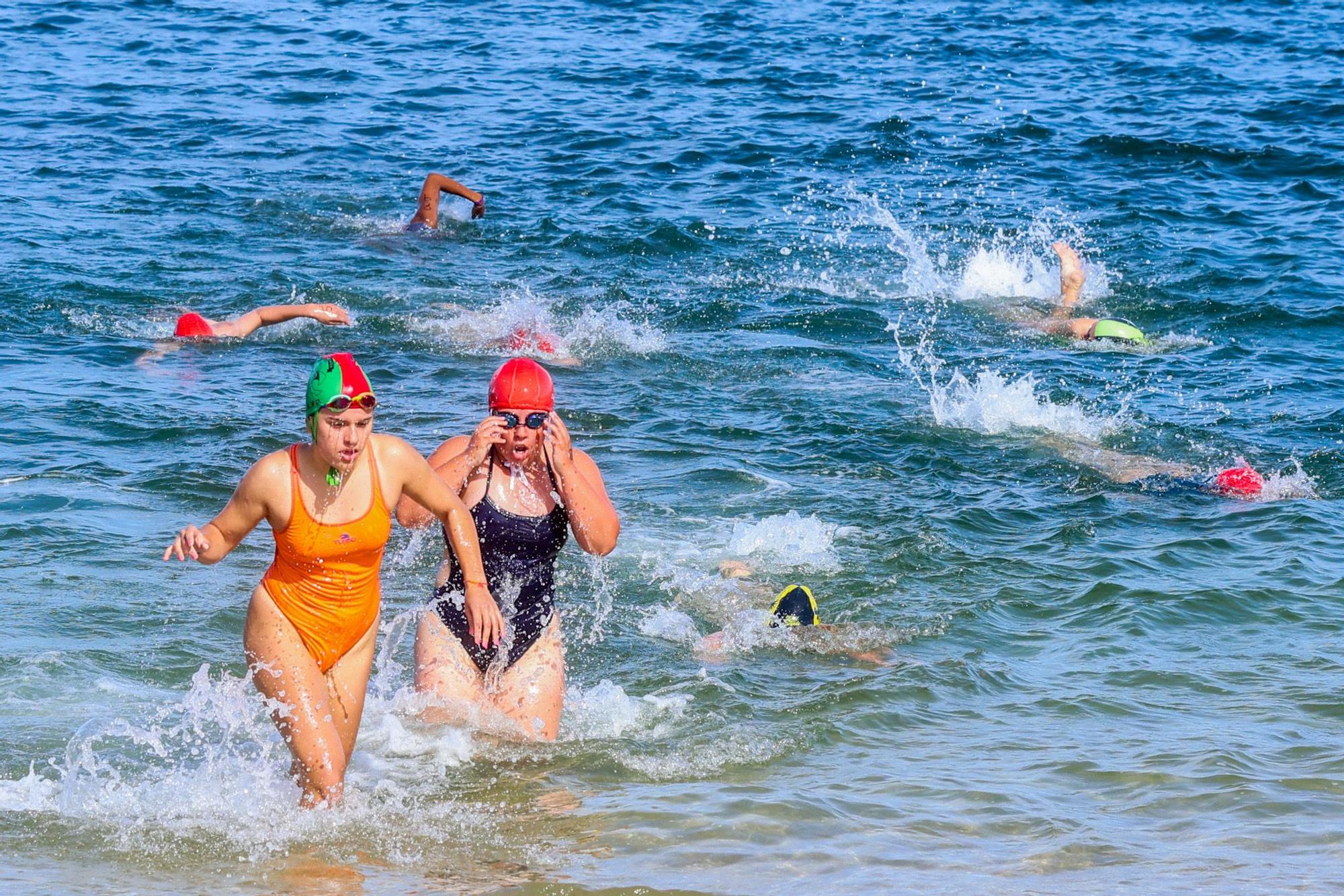 El salvamento llena de espectáculo deportivo la playa de A Concha