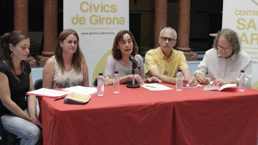 Representants de diferents centres cívics amb Sílvia Paneque.