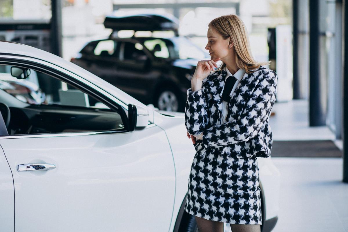 Mujer mirando un coche en un consecionario