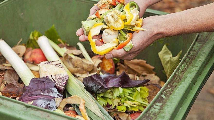 Los restos de comida han de ser separados en casa. | DI