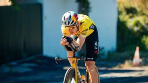 Wout van Aert entrena la contrarreloj por los alrededores de Lisboa.