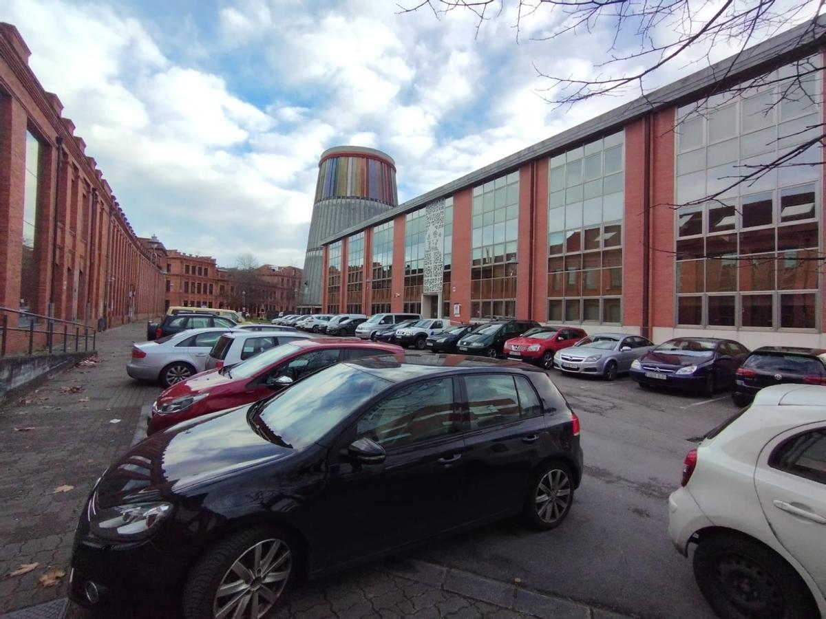 Vehículos aparcados en Valnalón.