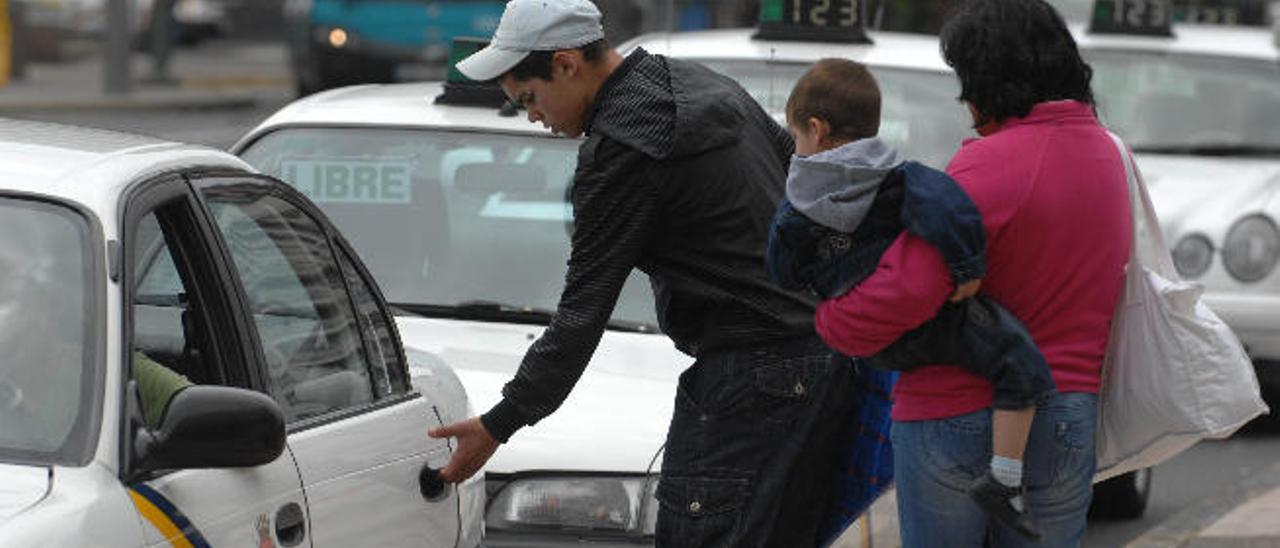 La bajada de bandera del taxi sube de 1,73 euros a 2,40 en el primer kilómetro