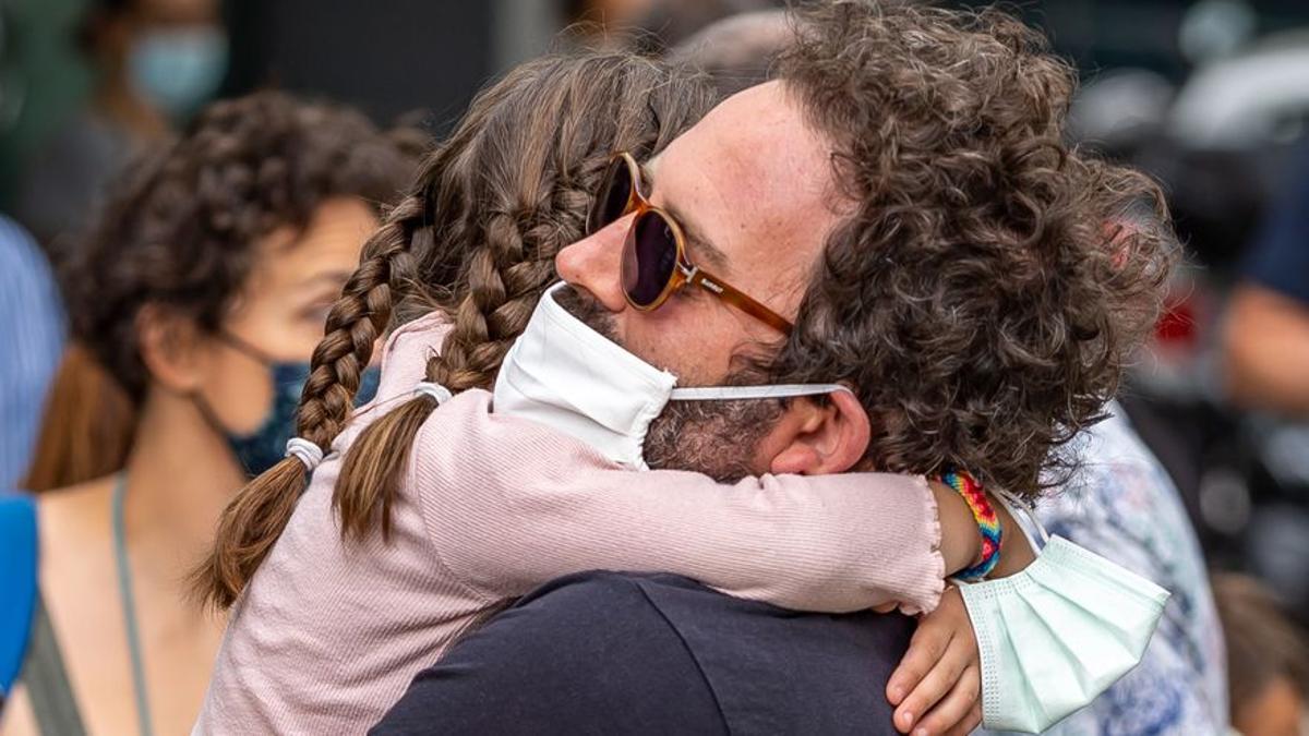 Una niña se abraza a su padre.
