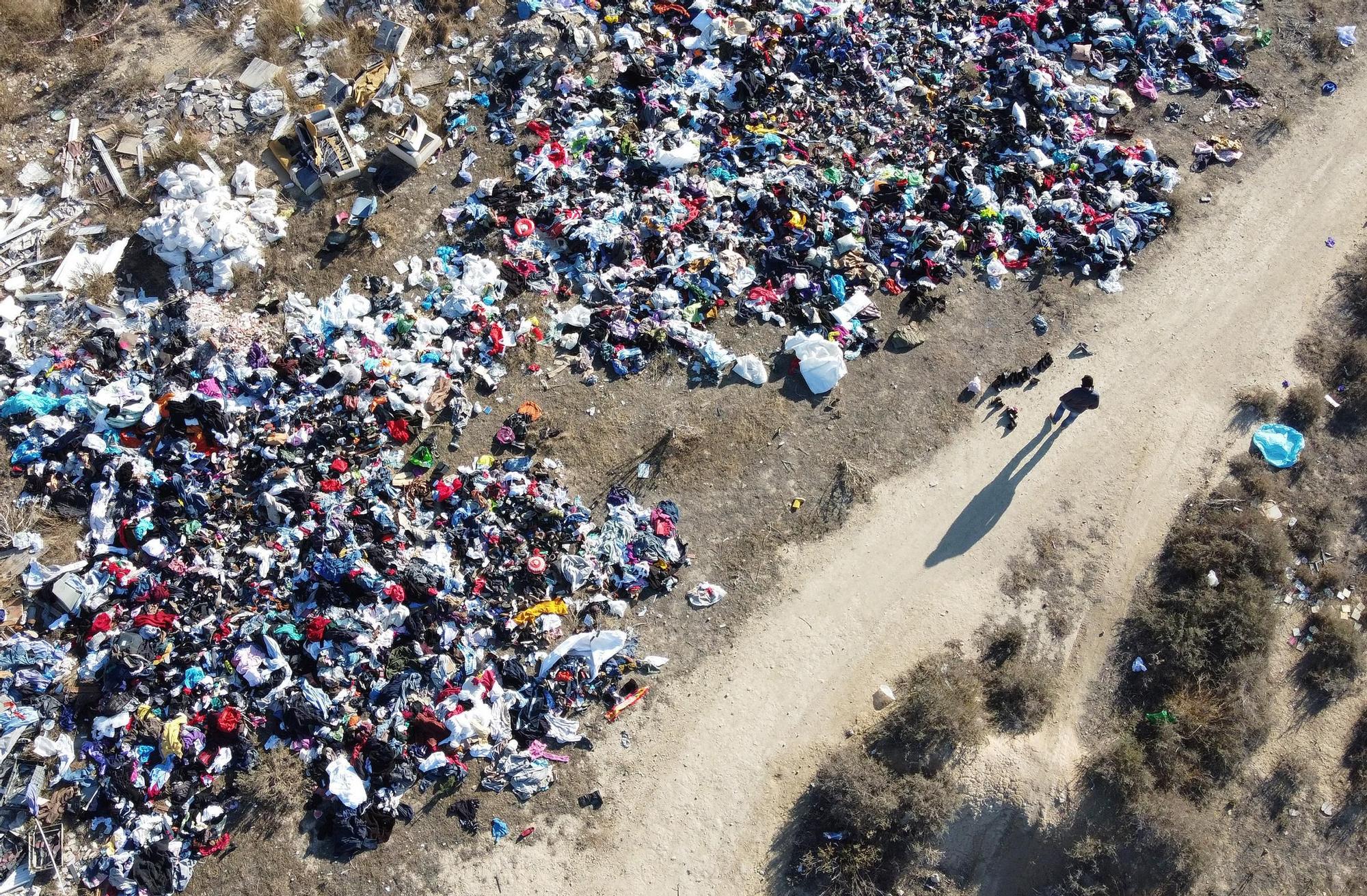 Explanada de ropa usada en un terreno de Rabasa en Alicante