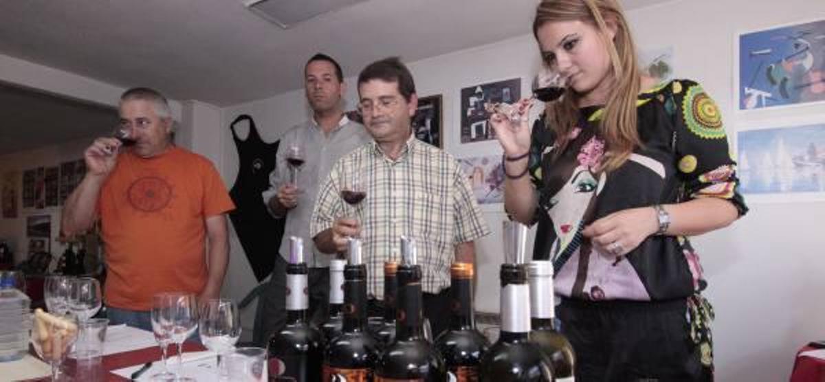 La enóloga Patricia Gil Luna imparte una charla en la Asociación de Sumilleres