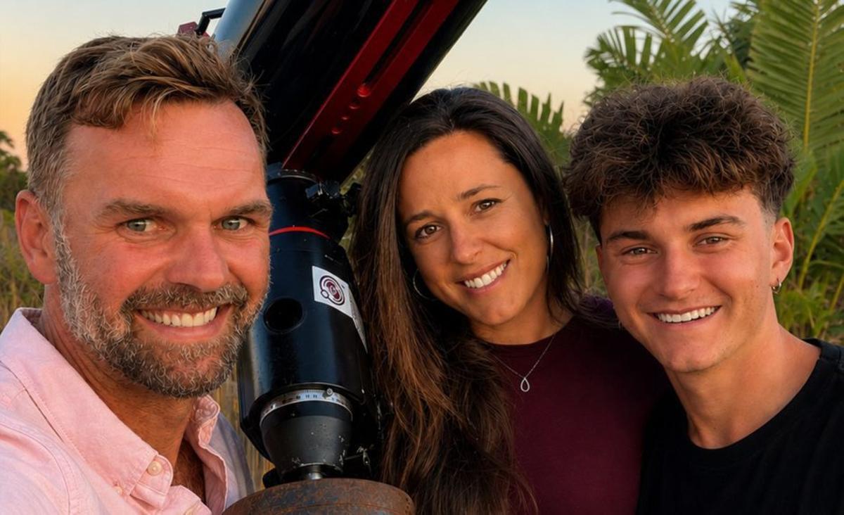 Aleksandra y Charlie, fundadores de Astronomy Tours, junto a su hijo.