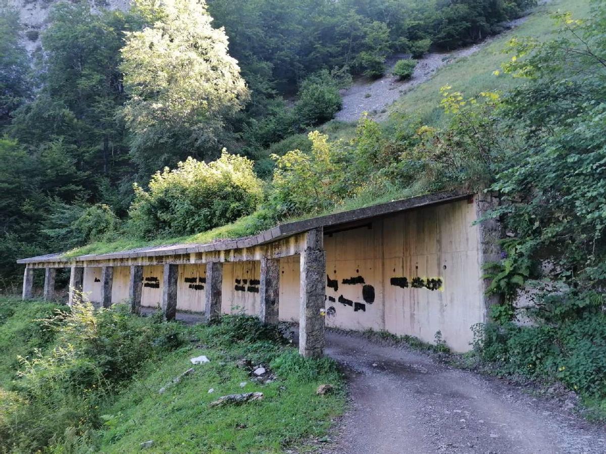 La actual estructura antialudes en la zona del Argayu'l Llobu.