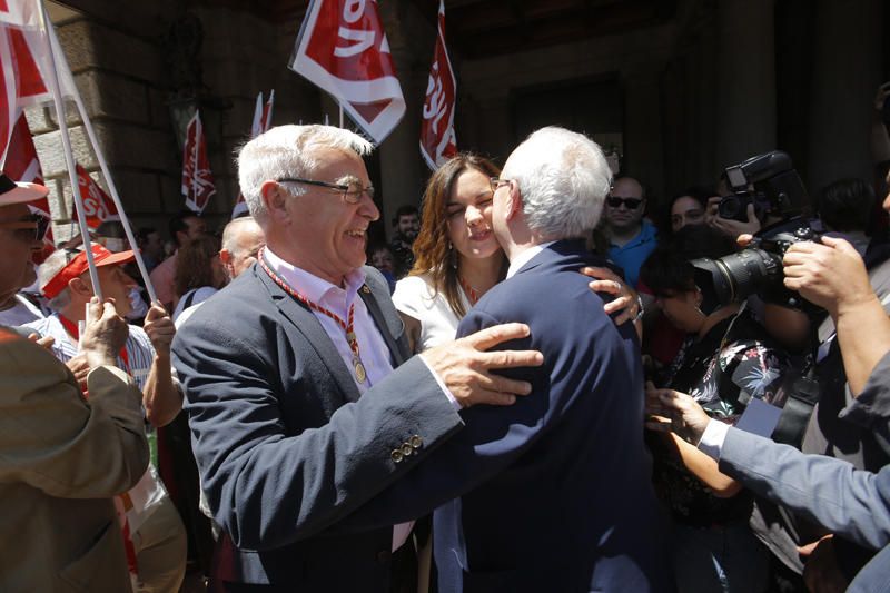 Baño de masas de Ribó y Gómez tras la constitución del ayuntamiento