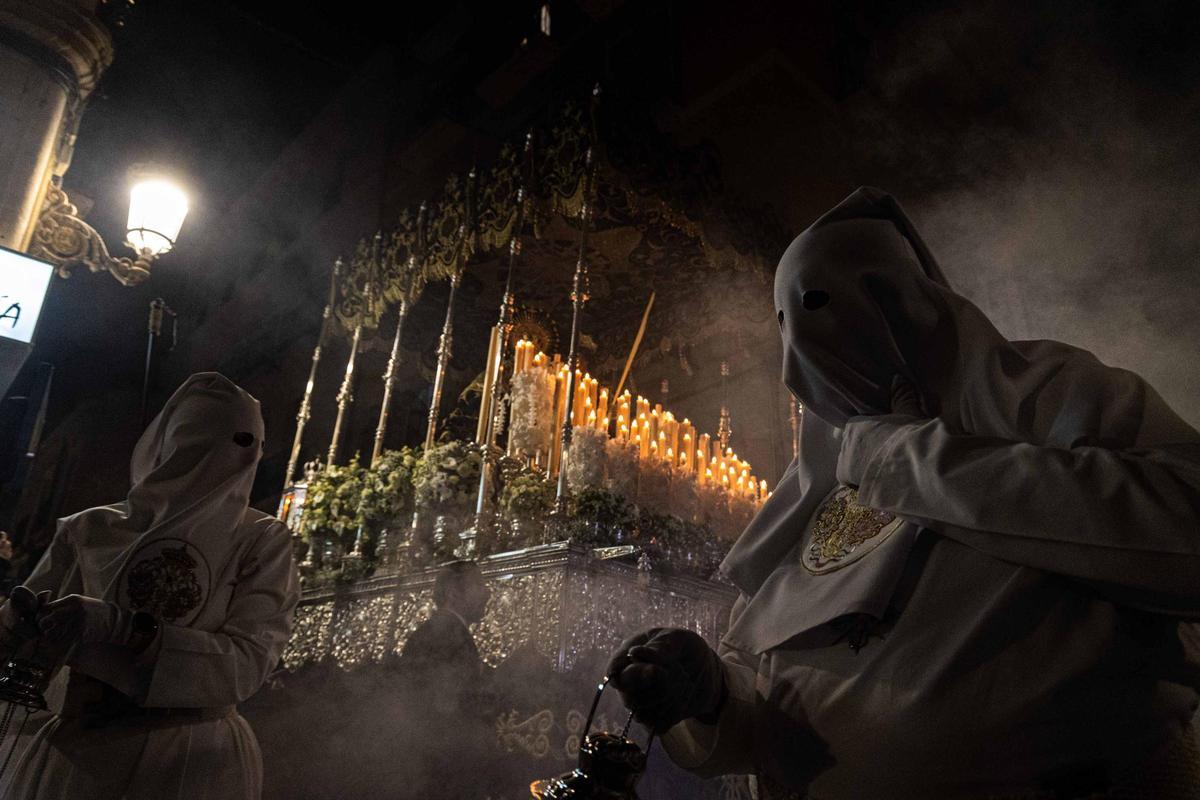 El frío no desluce las procesiones del Martes Santo en Alicante