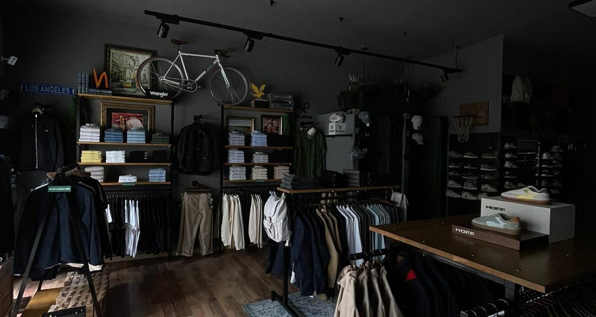 Una de las tiendas de moda de Rúa do Río completamente a oscuras.