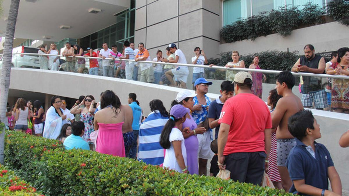 Decenas de turistas esperan a las puertas de su hotel tras el terremoto.