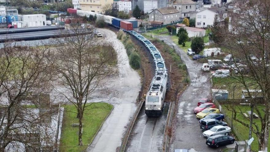 Tren de mercancías a su paso por Marín. | // RAFA VÁZQUEZ