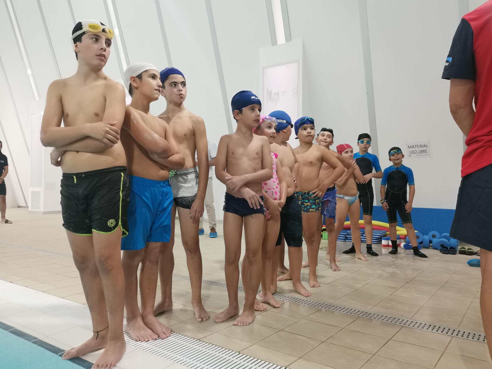 Inicio de los cursos de natación en la piscina de As Lagoas, en Bueu