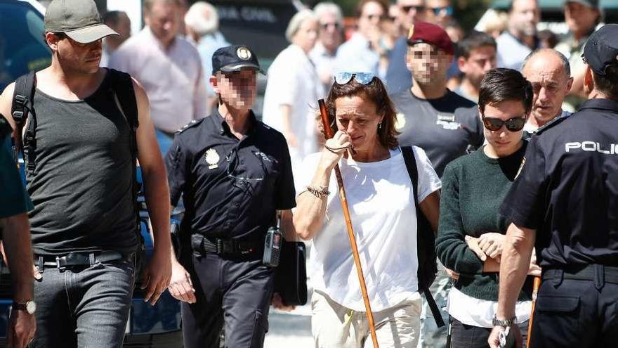 Dolores Fernández Ochoa (en el centro), tras encontrarse el cadáver de su hermana. // Óscar J.Barroso