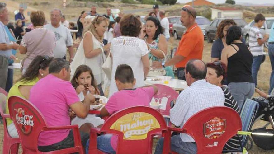 Los asistentes disfrutan de la gastronomía.