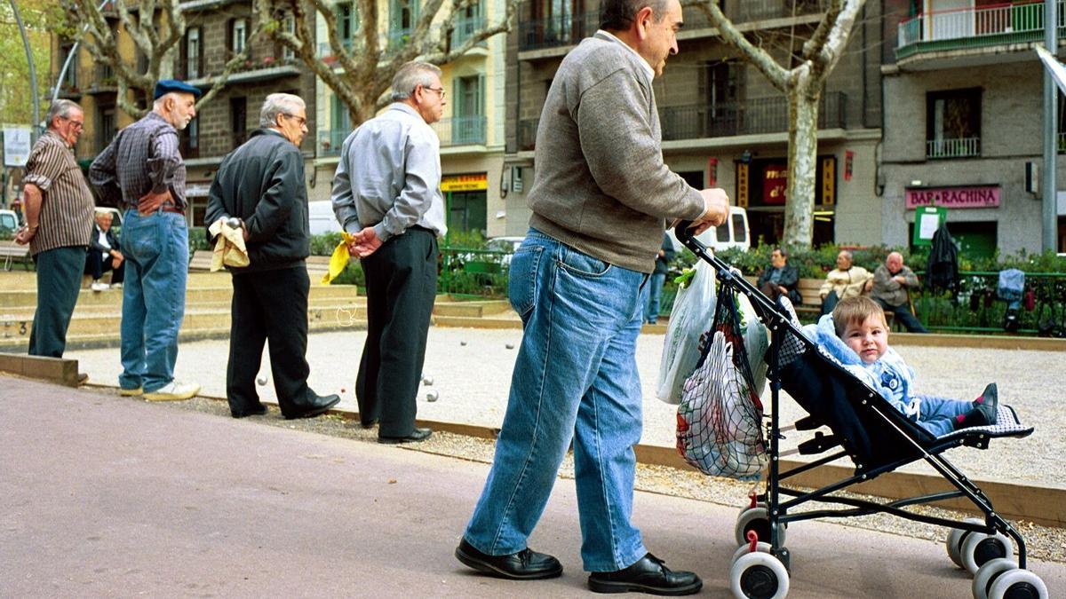 Abuelos paseando con sus nietos en Barcelona