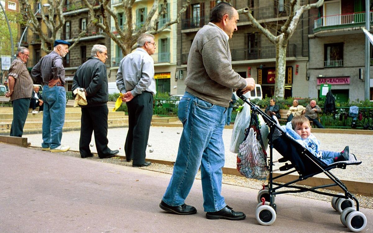 Abuelos paseando con sus nietos en Barcelona