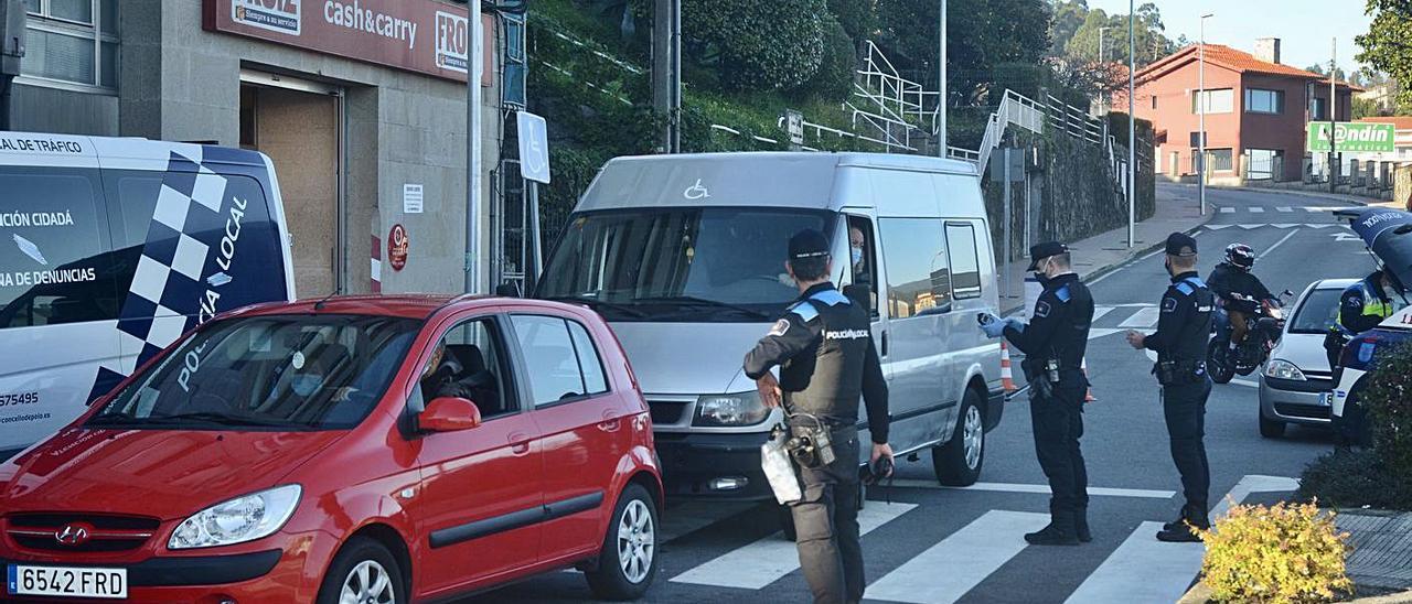 Controles para garantizar el cumplimiento del cierre perimetral, ayer, en la zona de A Barca. |   // RAFA VÁZQUEZ